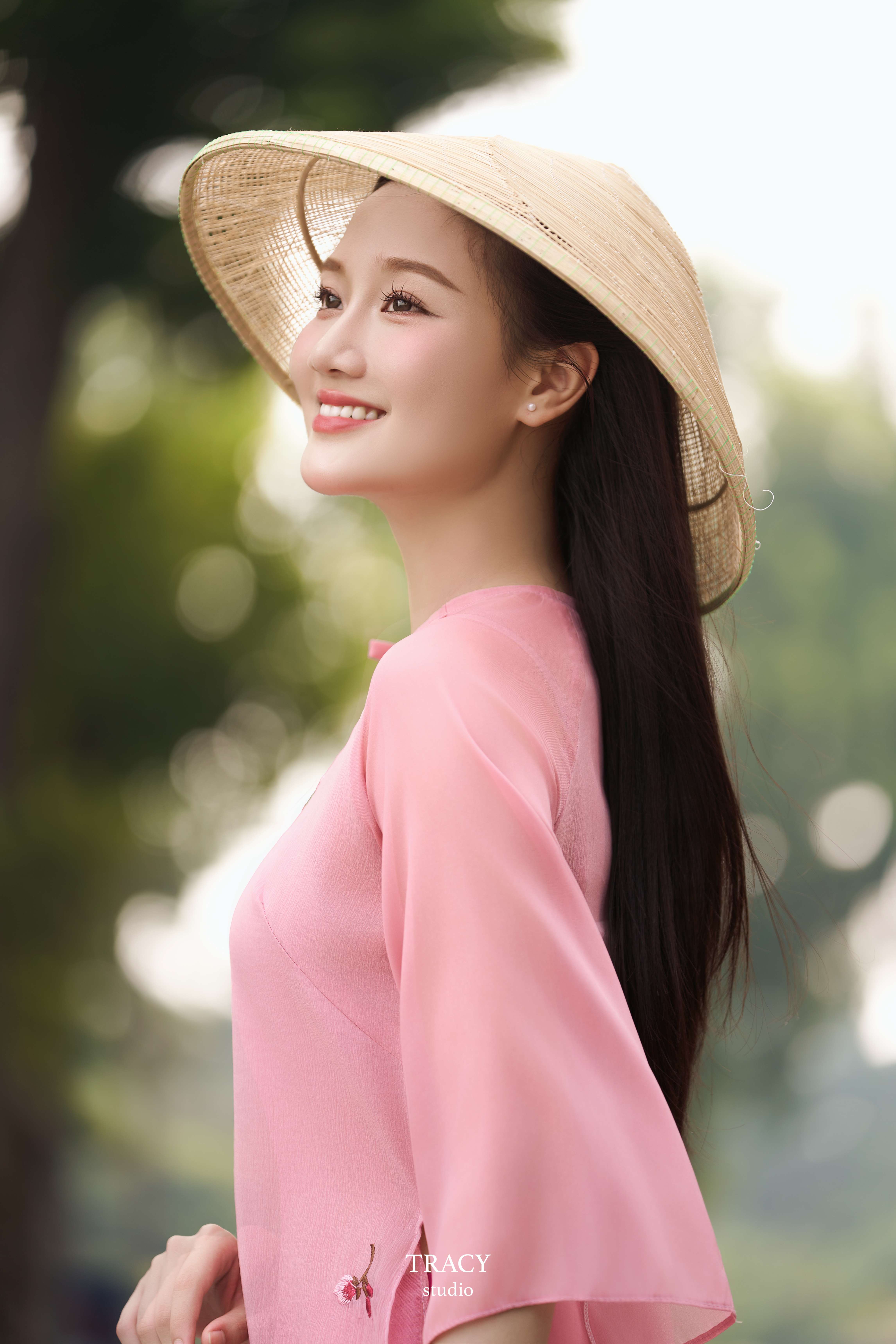 frontend/img/gallery/tinh-khoi-ao-dai-viet/tracy-studio-chup-concept-ao-dai-hong (7).jpg